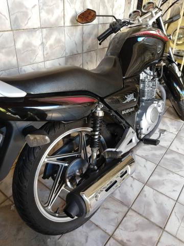 Vendo uma moto suzuki Yes 125 ano 2014 super conservado - 2014
