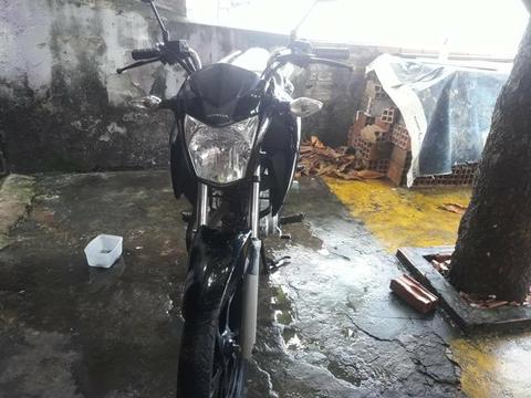 Vendo esta linda moto 7.500 - 2017