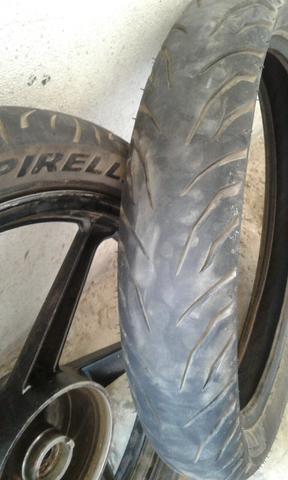 Dois pneus