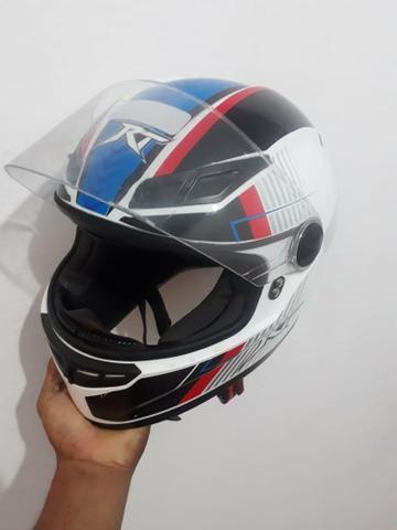 Jaqueta capacete e luvas por bicicleta