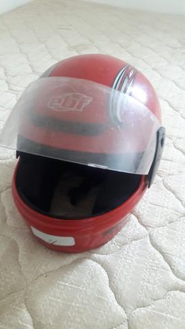 Capacete vermelho