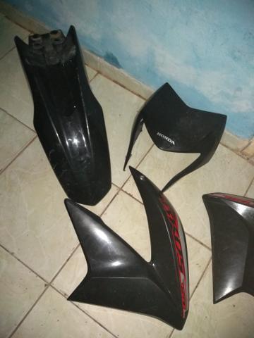 Peças da carenagem Bross valor 250 pra vender logo