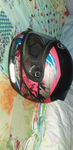 Vende se esse lindo capacete valor 150 entrego em qualquer local