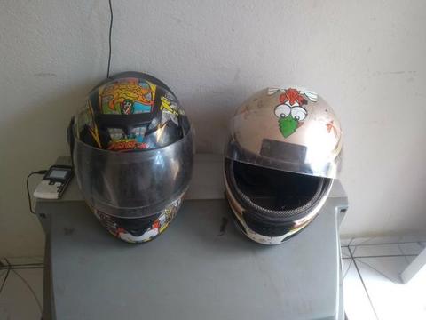 Dois capacetes usados