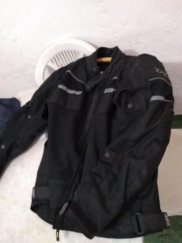 Bota luvas e blusa motqueiro