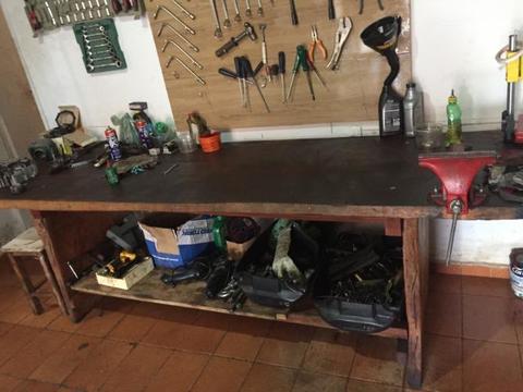 Vende uma Bancada de madeira de 2,90 metros e uma Caixa lavadora de peças de moto