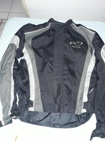 Jaqueta de motoqueiro e calça