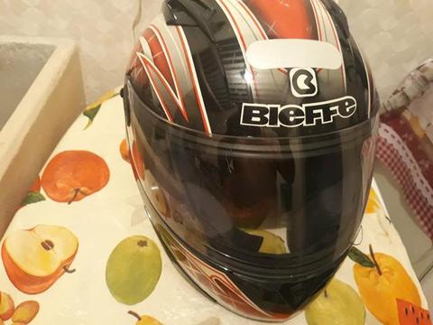 Capacete bieffe fechado semi novo n.58 em ótimo estado de conservação