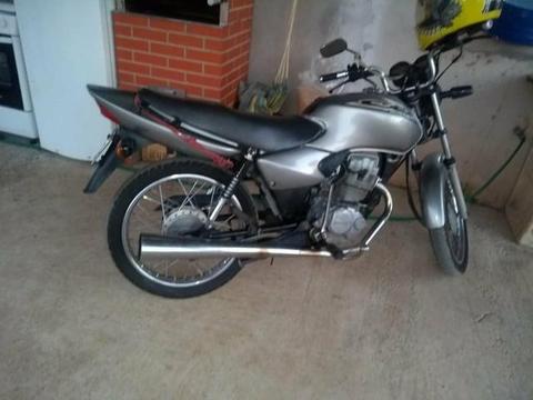 Vendo 3.000$ titan 125 ano ks pedal ano 2000 2. dono toda funcionando - 2000