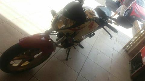 Vendo moto CB 300. R$8.500, - 2015