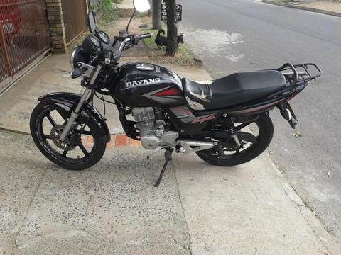 Vendo moto marca Dayang 150 cc com partida,freio a disco na frente - 2013