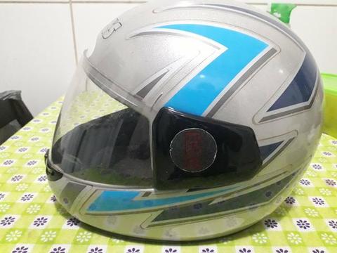 Capacete em estado de novo