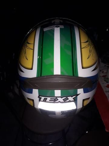 Vendo um capacete texx