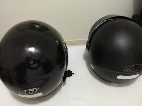 2 capacetes e cadeado para moto