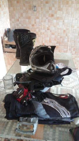 Kit Trilha - Bota, Capacete, Luva, Cotoveleira, Mochila, Blusão, Calça e Peitoral