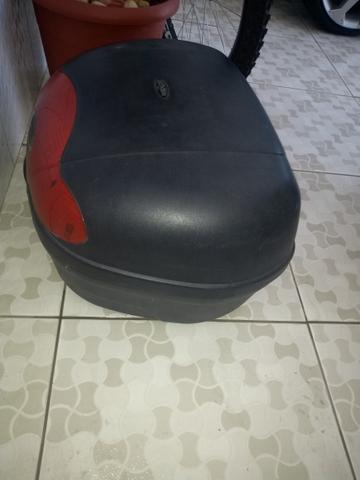 Bau para moto cabe 2 capacete