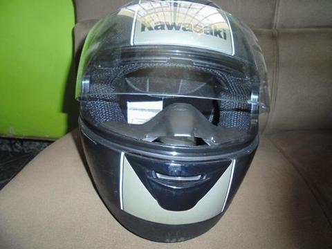 Capacete Kawasaki original cor preto, semi novo R$:350,00