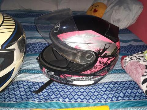 Vendo dois capacetes e um guidao monaco