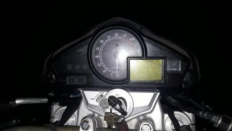 Vendo Cb 300 ano 2011 emplacada 2019 valor 6300 aceito Cartao de credito - 2011