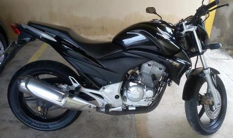 Vendo CB 300R / 2010, quitada, em dias, bem conservada - 2010