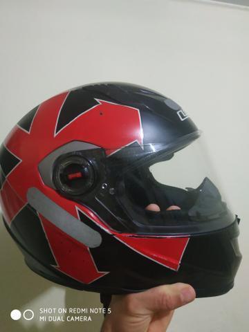 Vendo capacete usado bom Estado , sem qualquer queda, único dono tamanho 58 m