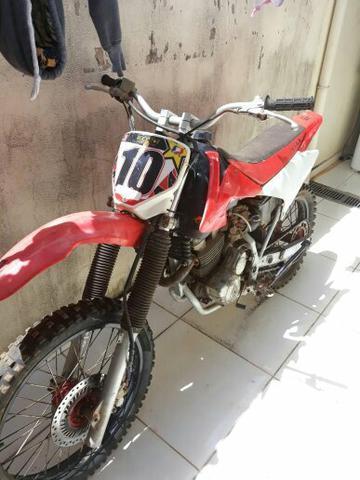 Moto de trilha com quadro de motocross