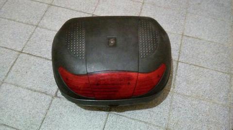 Vendo Baú para moto e 02 Capacetes