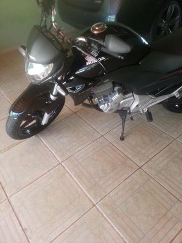 Moto CB300 muito conservada em dias - 2015