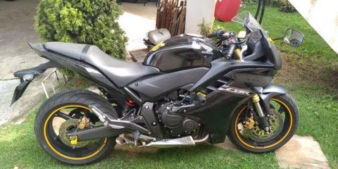 CBR 600F com 9 mil Km - 2012