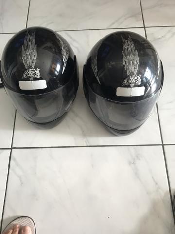 Vendo 2 capacetes preto com pouco tempo de uso