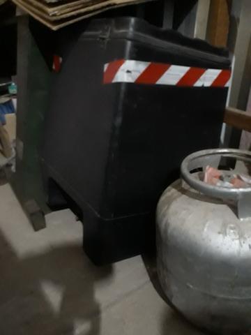 Bau 110 litros com suporte