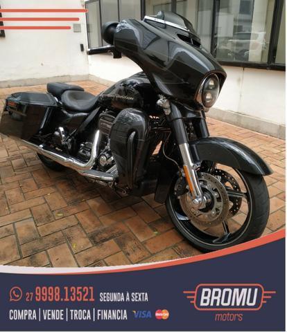 Street Glide CVO com 2.800 km - 2017