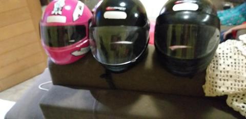 Vendo 3 capacetes semi novo por 300