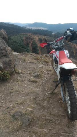 CRF 230 2015 pneus originais ainda - 2015