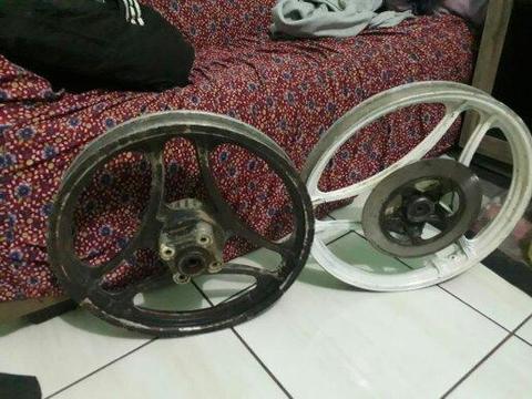 Vendo um par de liga leve universal