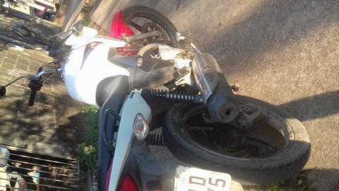 Moto com poucos detalhes,quitada,ótima para o dia a dia,vendo ou troco,aceito propostas - 2015