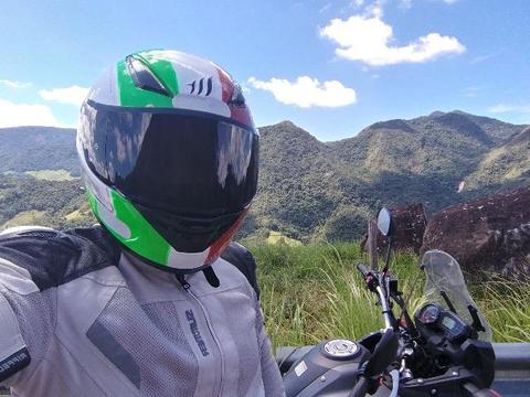 Capacete MT Revenge Binomy Tricolor - Valentino Rossi - 5 estrelas Sharp