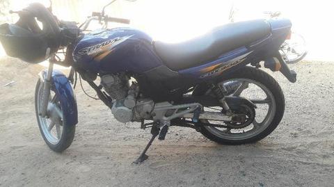 Vende -se essa moto strada 200 toda em dias - 2001