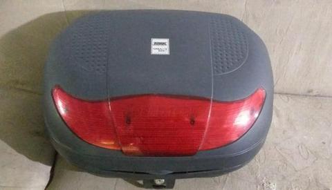 Vendo bau 45L + suporte da Fazer 250. pouco tempo tempo de uso $120 reais tudo