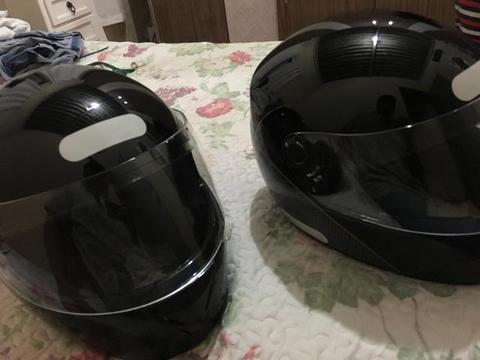 Vendo 2 capacetes novos