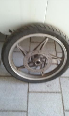 Roda de moto com pneu