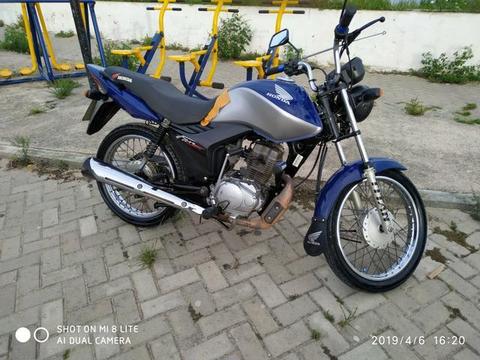 Vendo uma moto CG FAN 125 cor azul IPVA pago - 2013