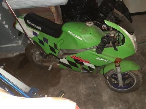 Uma moto da Kawasaki pequena (obs está com pequenos problemas) - 2010