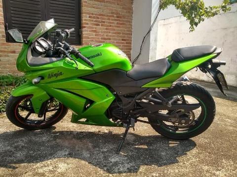 Moto Kawasaki Ninja verde 250cc 12/12 - 2012