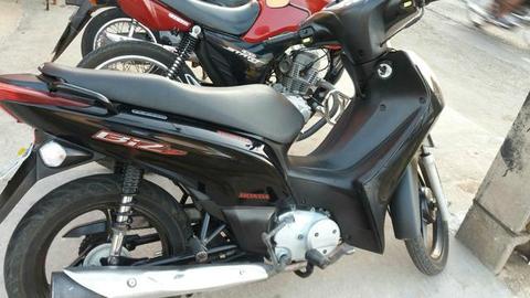 Vende se uma moto Honda Biz ano 2015 com partida elétrica - 2014