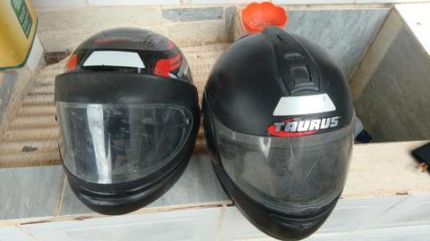 2 capacetes velhos