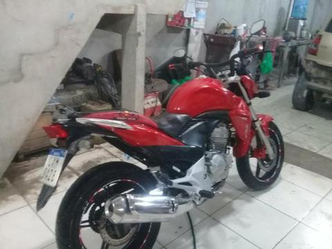 Vendo esta moto cb300 - 2014