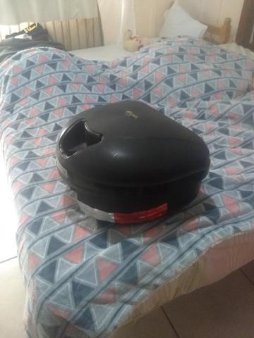 Vendo baú com suporte e com chave de 35 litros