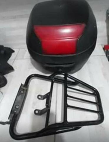 Caixa de moto com suporte