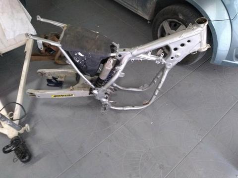 Quadro yz com balança com nota